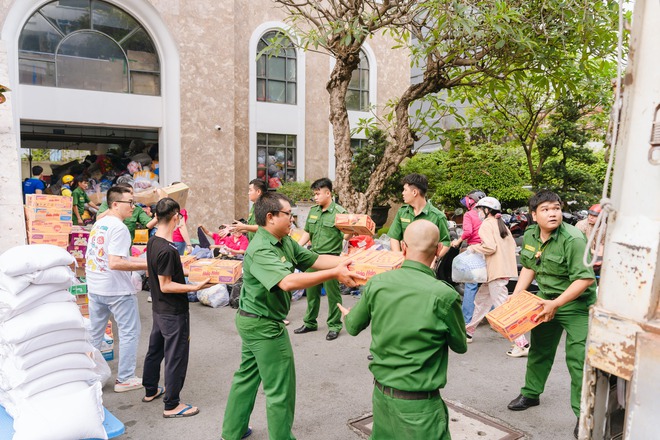 TPHCM hỗ trợ hơn 268 tỉ đồng và hàng ngàn tấn hàng hóa cho bà con vùng bão lũ - Ảnh 6.