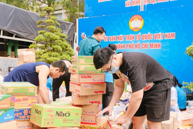 TPHCM hỗ trợ hơn 268 tỉ đồng và hàng ngàn tấn hàng hóa cho bà con vùng bão lũ - Ảnh 3.