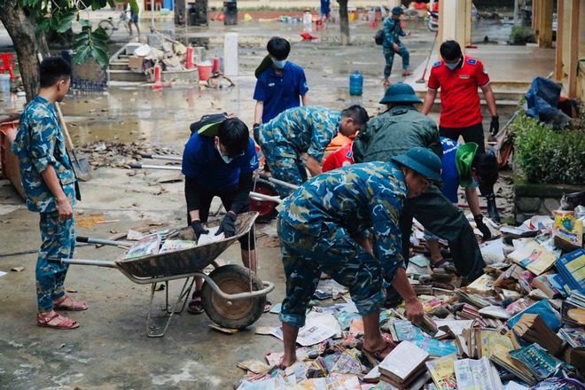 Chiến sĩ áo xanh xắn tay dọn dẹp, trao gần 1.000 phần quà cho học sinh vùng lũ  - Ảnh 6.