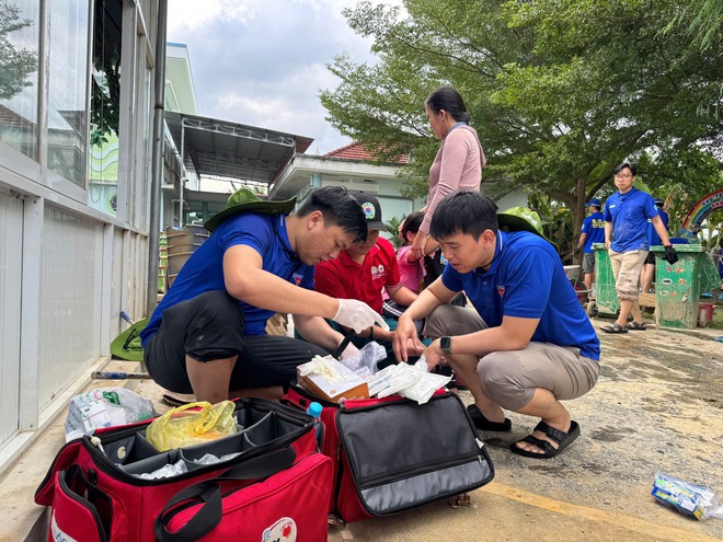 Chiến sĩ áo xanh xắn tay dọn dẹp, trao gần 1.000 phần quà cho học sinh vùng lũ  - Ảnh 7.