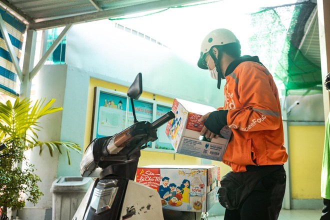 VIDEO: Chàng sinh viên 20 tuổi và những cuốc xe "chạy bằng nước suối" hướng về miền Trung - Ảnh 4.