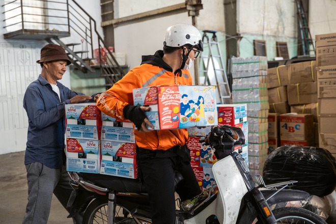 VIDEO: Chàng sinh viên 20 tuổi và những cuốc xe "chạy bằng nước suối" hướng về miền Trung - Ảnh 5.