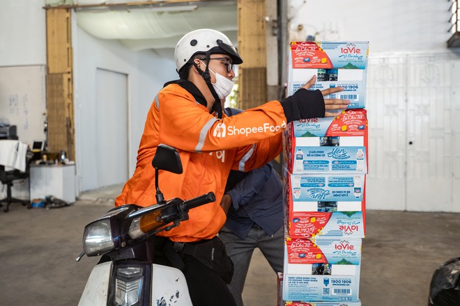 VIDEO: Chàng sinh viên 20 tuổi và những cuốc xe "chạy bằng nước suối" hướng về miền Trung - Ảnh 3.