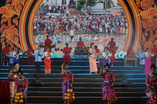 Cần Thơ khai hội Ok Om Bok – Đua ghe ngo 2025 tôn vinh di sản Văn hóa - Ảnh 6. Cần Thơ khai hội Ok Om Bok – Đua ghe ngo 2025 tôn vinh di sản Văn hóa - Ảnh 6.
