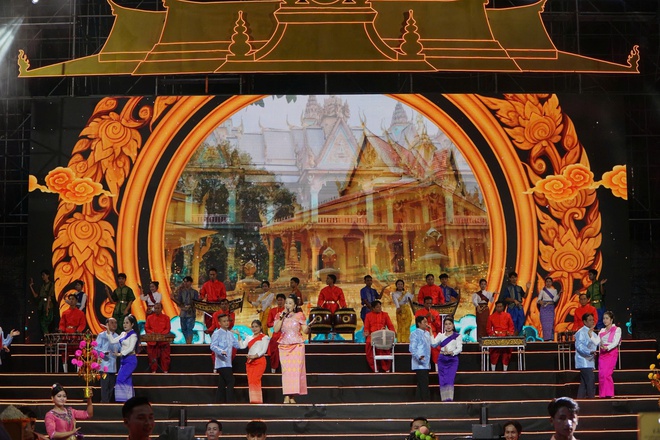 Cần Thơ khai hội Ok Om Bok – Đua ghe ngo 2025 tôn vinh di sản Văn hóa - Ảnh 7. Cần Thơ khai hội Ok Om Bok – Đua ghe ngo 2025 tôn vinh di sản Văn hóa - Ảnh 7.