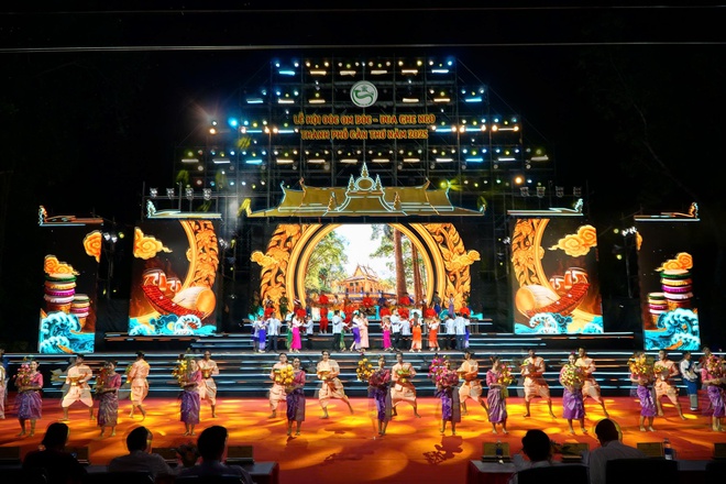 Cần Thơ khai hội Ok Om Bok – Đua ghe ngo 2025 tôn vinh di sản Văn hóa - Ảnh 3. Cần Thơ khai hội Ok Om Bok – Đua ghe ngo 2025 tôn vinh di sản Văn hóa - Ảnh 3.