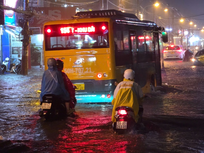 TP HCM mưa lớn kéo dài, đường ngập, hàng loạt xe chết máy - Ảnh 3.
