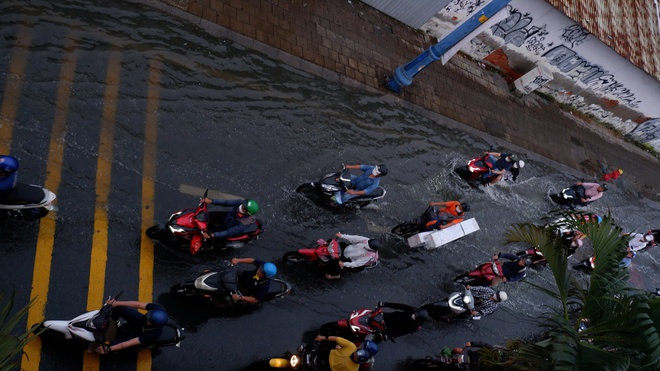 Triều cường ở TP HCM lên cao, giao thông rối loạn - Ảnh 4.