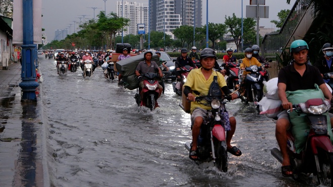 Triều cường ở TP HCM lên cao, giao thông rối loạn - Ảnh 5.