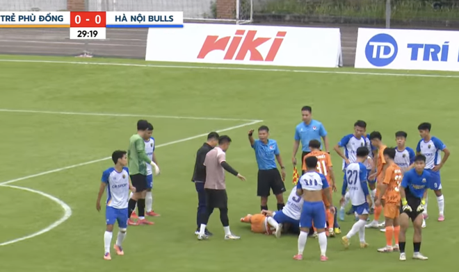 Cầu thủ trẻ bất ngờ ngã quỵ, co giật tại Giải Hạng ba 2025 - Ảnh 1.