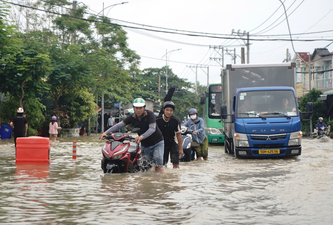 Triều cường ở TP HCM lên cao, giao thông rối loạn - Ảnh 7.