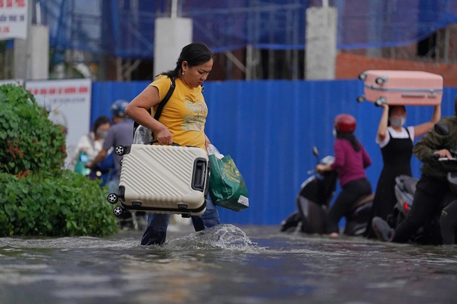 Triều cường ở TP HCM lên cao, giao thông rối loạn - Ảnh 10.