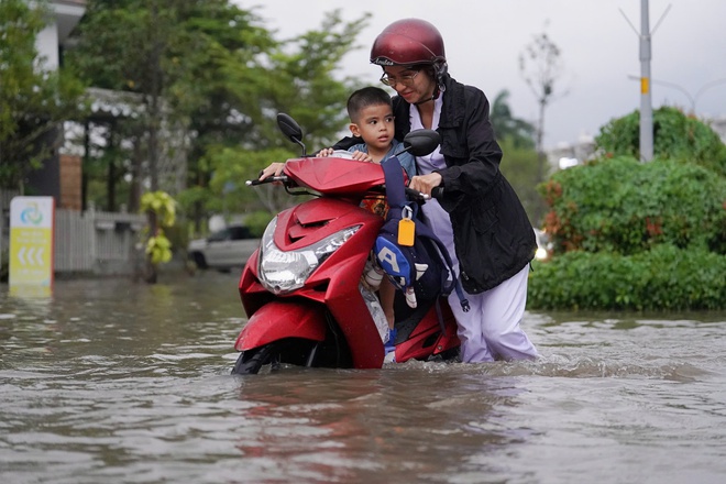 Triều cường ở TP HCM lên cao, giao thông rối loạn - Ảnh 9.