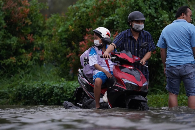 Triều cường ở TP HCM lên cao, giao thông rối loạn - Ảnh 8.