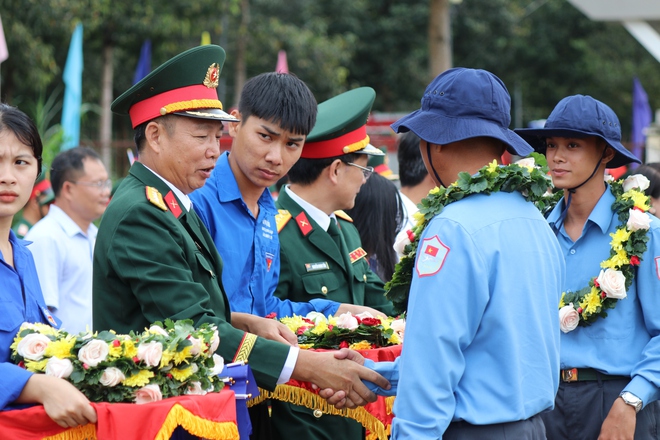 Quân khu 7 tổ chức lễ xuất quân làm nhiệm vụ tìm kiếm, quy tập hài cốt liệt sĩ tại Campuchia - Ảnh 13.