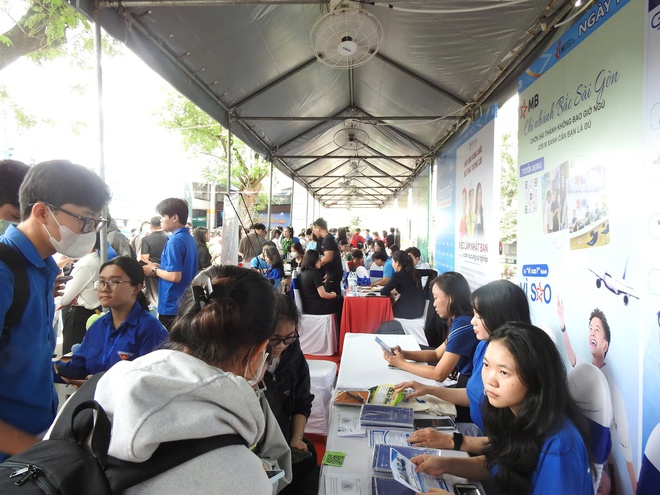 Sinh viên chen chân săn việc tại Ngày hội việc làm 2025 - Ảnh 4.