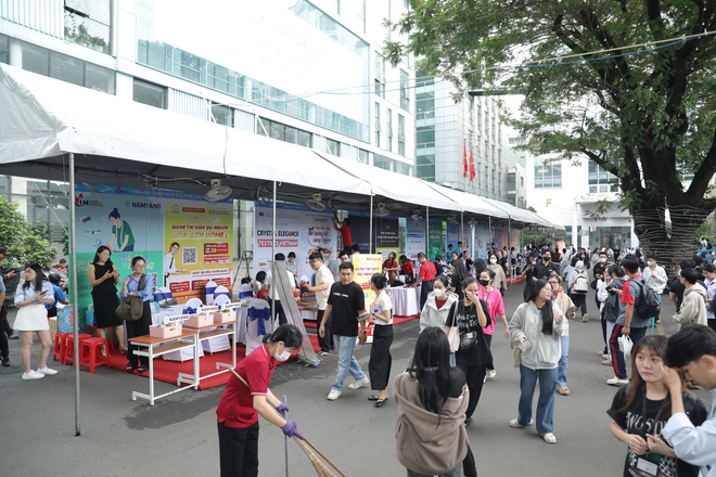 Sinh viên chen chân săn việc tại Ngày hội việc làm 2025 - Ảnh 3.