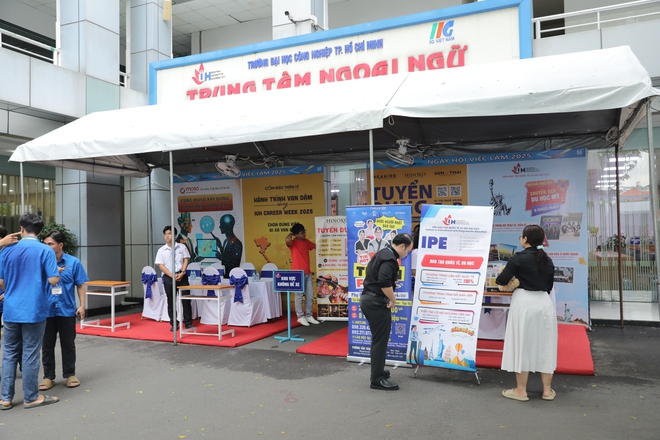 Sinh viên chen chân săn việc tại Ngày hội việc làm 2025 - Ảnh 5.