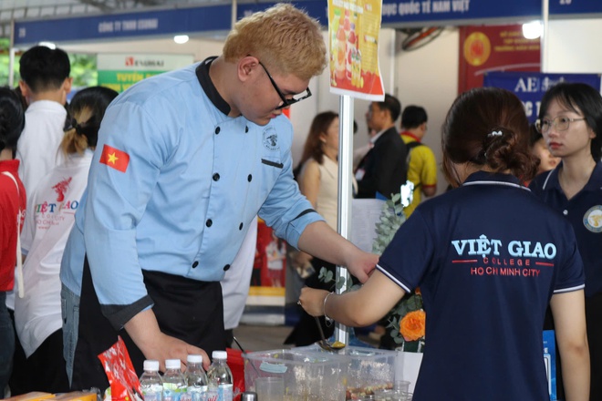 Sinh viên tìm kiếm cơ hội thực tập, cơ hội việc làm tại Job Link 2025 - Ảnh 7.