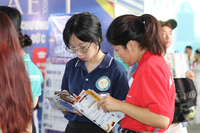 Sinh viên tìm kiếm cơ hội thực tập, cơ hội việc làm tại Job Link 2025 - Ảnh 2.