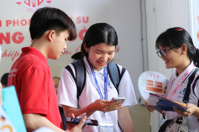 Sinh viên tìm kiếm cơ hội thực tập, cơ hội việc làm tại Job Link 2025 - Ảnh 1.