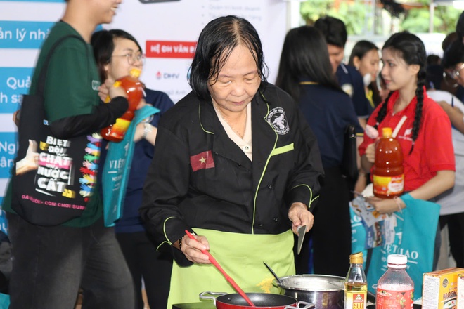 Sinh viên tìm kiếm cơ hội thực tập, cơ hội việc làm tại Job Link 2025 - Ảnh 6.