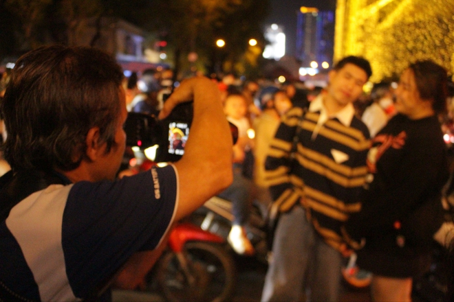 Thợ chụp ảnh dạo hút khách mùa Giáng sinh 2025 tại Nhà thờ Đức Bà - Ảnh 3. Thợ chụp ảnh dạo hút khách mùa Giáng sinh 2025 tại Nhà thờ Đức Bà - Ảnh 3.