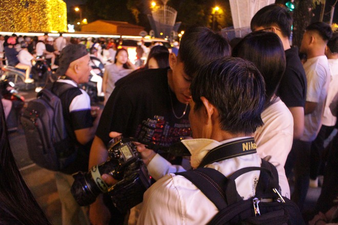 Thợ chụp ảnh dạo hút khách mùa Giáng sinh 2025 tại Nhà thờ Đức Bà - Ảnh 5. Thợ chụp ảnh dạo hút khách mùa Giáng sinh 2025 tại Nhà thờ Đức Bà - Ảnh 5.