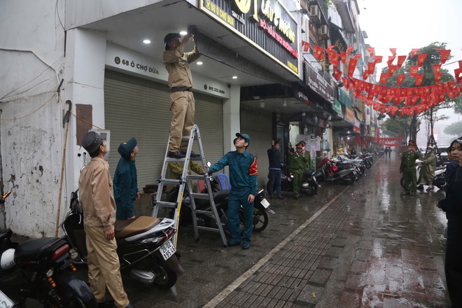 TP Hà Nội ra quân lập lại trật tự đô thị, giành lại vỉa hè lòng đường ở 126 xã, phường - Ảnh 6.