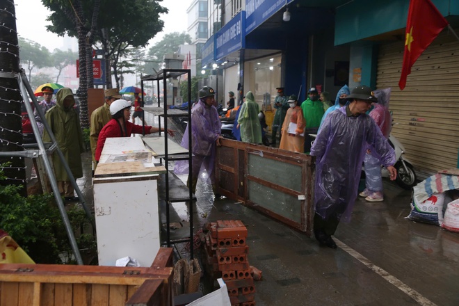 TP Hà Nội ra quân lập lại trật tự đô thị, giành lại vỉa hè lòng đường ở 126 xã, phường - Ảnh 7.