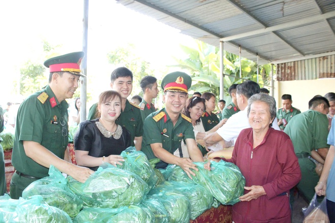 TPHCM: "Gian hàng 0 đồng" gắn kết tình quân - dân - Ảnh 3.