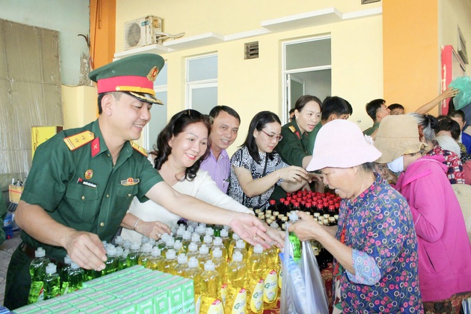 TPHCM: "Gian hàng 0 đồng" gắn kết tình quân - dân - Ảnh 2.