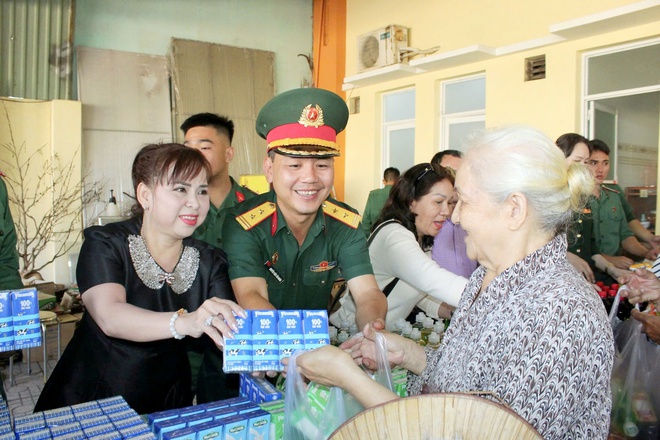 TPHCM: "Gian hàng 0 đồng" gắn kết tình quân - dân - Ảnh 4.