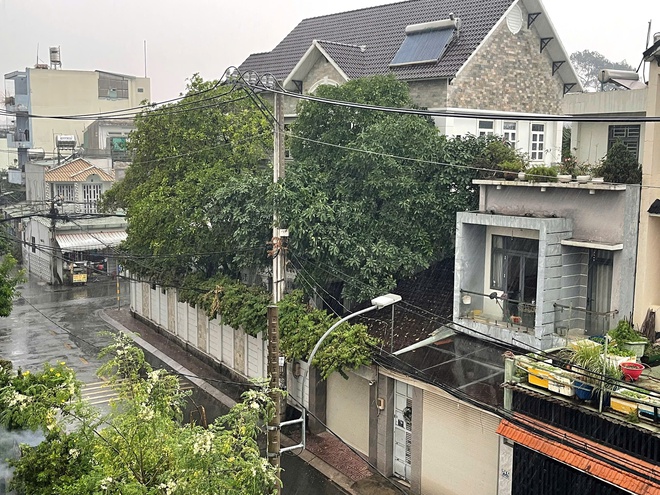 Chiều nay, mưa tr&aacute;i m&ugrave;a tr&uacute;t xuống TPHCM, nguy&ecirc;n nh&acirc;n do đ&acirc;u? - Ảnh 2.