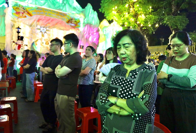 Kh&ocirc;ng kh&iacute; Gi&aacute;ng sinh rộn r&agrave;ng với tuyết rơi nh&acirc;n tạo tại TPHCM - Ảnh 16.