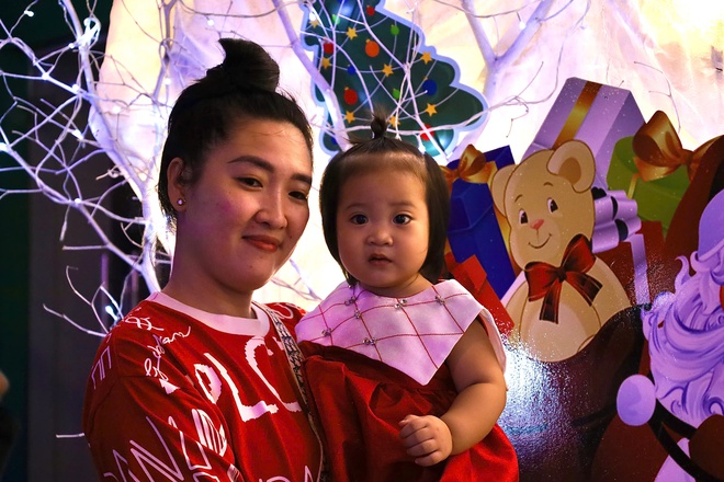 Kh&ocirc;ng kh&iacute; Gi&aacute;ng sinh rộn r&agrave;ng với tuyết rơi nh&acirc;n tạo tại TPHCM - Ảnh 22.