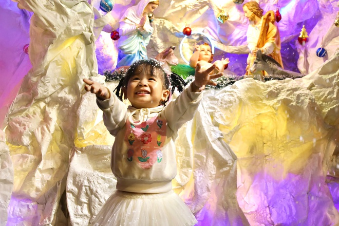 Kh&ocirc;ng kh&iacute; Gi&aacute;ng sinh rộn r&agrave;ng với tuyết rơi nh&acirc;n tạo tại TPHCM - Ảnh 20.