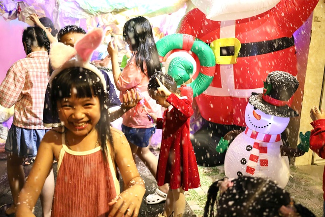 Kh&ocirc;ng kh&iacute; Gi&aacute;ng sinh rộn r&agrave;ng với tuyết rơi nh&acirc;n tạo tại TPHCM - Ảnh 21.