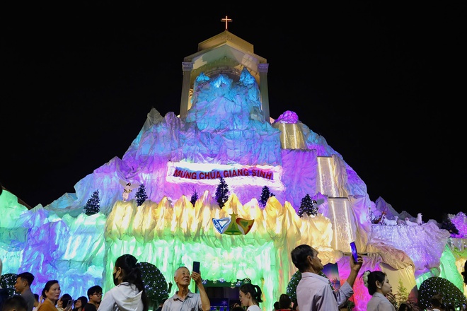 Kh&ocirc;ng kh&iacute; Gi&aacute;ng sinh rộn r&agrave;ng với tuyết rơi nh&acirc;n tạo tại TPHCM - Ảnh 17.