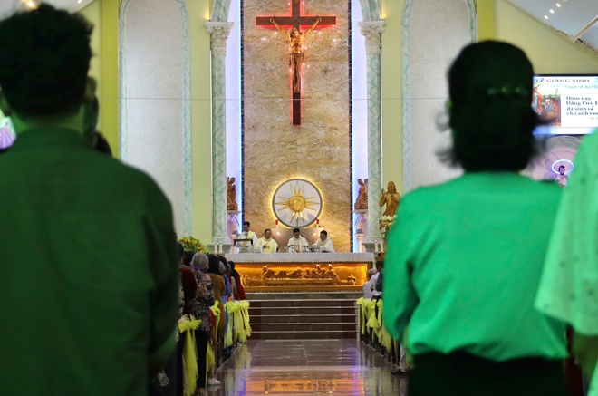 Kh&ocirc;ng kh&iacute; Gi&aacute;ng sinh rộn r&agrave;ng với tuyết rơi nh&acirc;n tạo tại TPHCM - Ảnh 13.