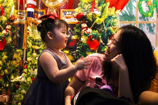 Kh&ocirc;ng kh&iacute; Gi&aacute;ng sinh rộn r&agrave;ng với tuyết rơi nh&acirc;n tạo tại TPHCM - Ảnh 23.