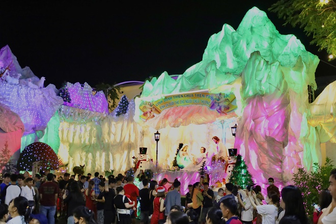 Kh&ocirc;ng kh&iacute; Gi&aacute;ng sinh rộn r&agrave;ng với tuyết rơi nh&acirc;n tạo tại TPHCM - Ảnh 18.