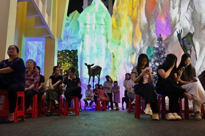 Kh&ocirc;ng kh&iacute; Gi&aacute;ng sinh rộn r&agrave;ng với tuyết rơi nh&acirc;n tạo tại TPHCM - Ảnh 19.