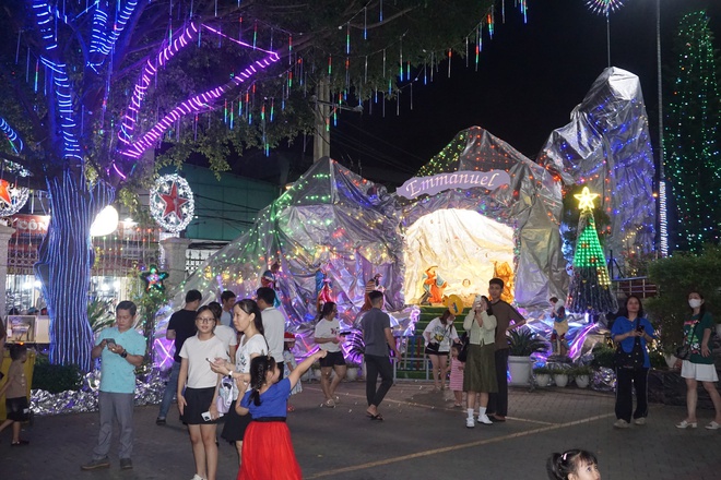 Sự trở lại của những con đường &aacute;nh s&aacute;ng khu x&oacute;m đạo T&acirc;n Ph&uacute; sau một năm trầm lắng - Ảnh 9.