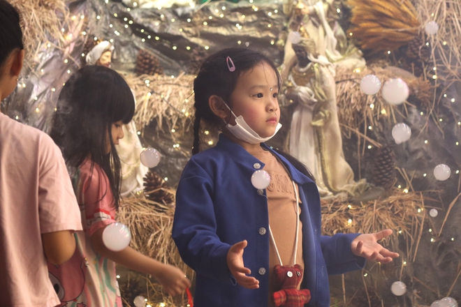 Kh&ocirc;ng kh&iacute; Gi&aacute;ng sinh rộn r&agrave;ng với tuyết rơi nh&acirc;n tạo tại TPHCM - Ảnh 8.