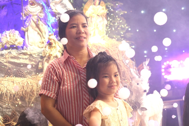 Kh&ocirc;ng kh&iacute; Gi&aacute;ng sinh rộn r&agrave;ng với tuyết rơi nh&acirc;n tạo tại TPHCM - Ảnh 10.