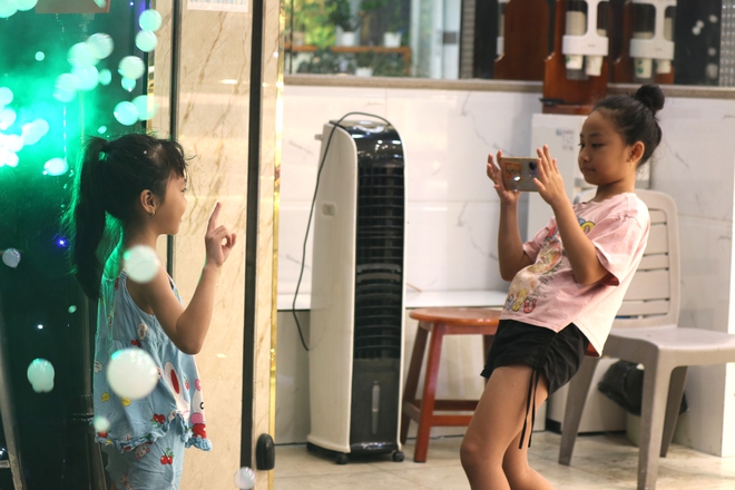 Kh&ocirc;ng kh&iacute; Gi&aacute;ng sinh rộn r&agrave;ng với tuyết rơi nh&acirc;n tạo tại TPHCM - Ảnh 11.