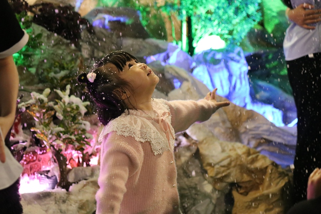 Kh&ocirc;ng kh&iacute; Gi&aacute;ng sinh rộn r&agrave;ng với tuyết rơi nh&acirc;n tạo tại TPHCM - Ảnh 1.