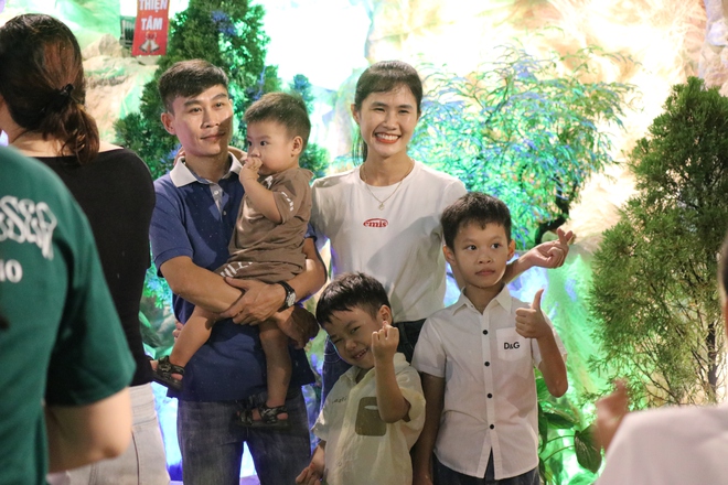 Kh&ocirc;ng kh&iacute; Gi&aacute;ng sinh rộn r&agrave;ng với tuyết rơi nh&acirc;n tạo tại TPHCM - Ảnh 5.