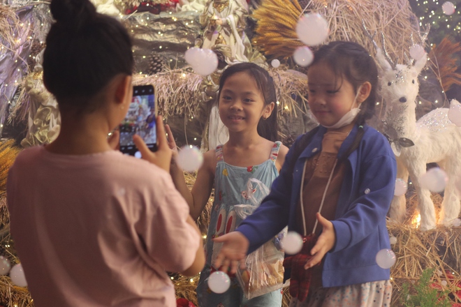 Kh&ocirc;ng kh&iacute; Gi&aacute;ng sinh rộn r&agrave;ng với tuyết rơi nh&acirc;n tạo tại TPHCM - Ảnh 12.